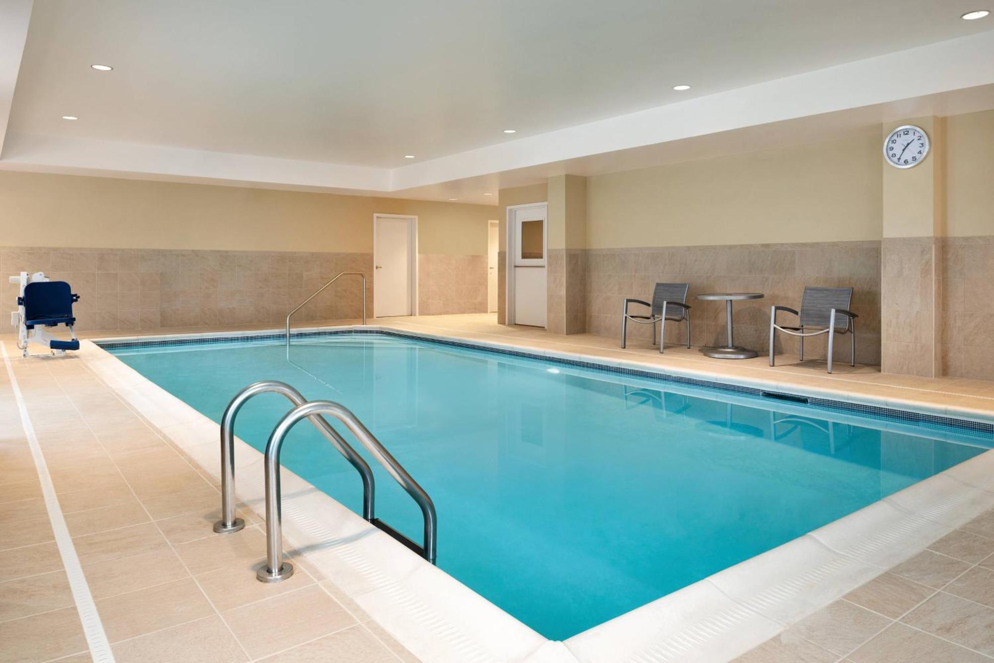 Towneplace Suites By Marriott Dubuque Downtown Bagian luar foto