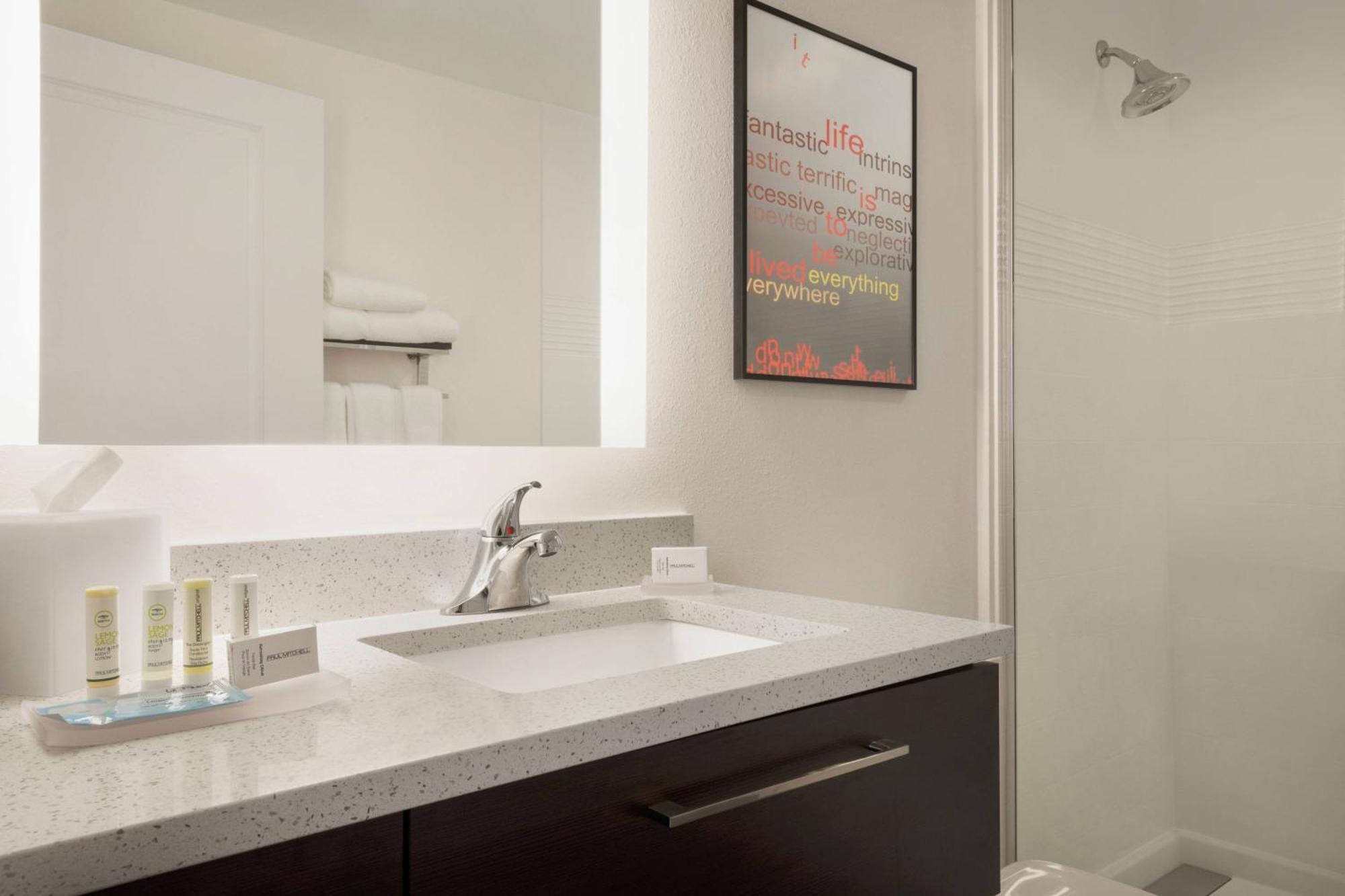 Towneplace Suites By Marriott Dubuque Downtown Bagian luar foto