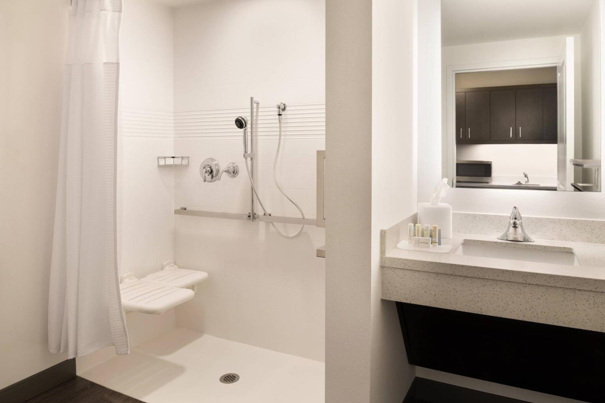 Towneplace Suites By Marriott Dubuque Downtown Bagian luar foto